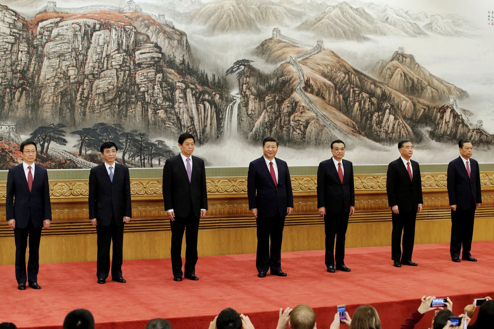 الرئيس الصيني شي جين بينج متوسّطاً أعضاء اللجنة الدائمة للمكتب السياسي في الحزب الشيوعي الصيني في بكين - 25 أكتوبر 2017 - REUTERS