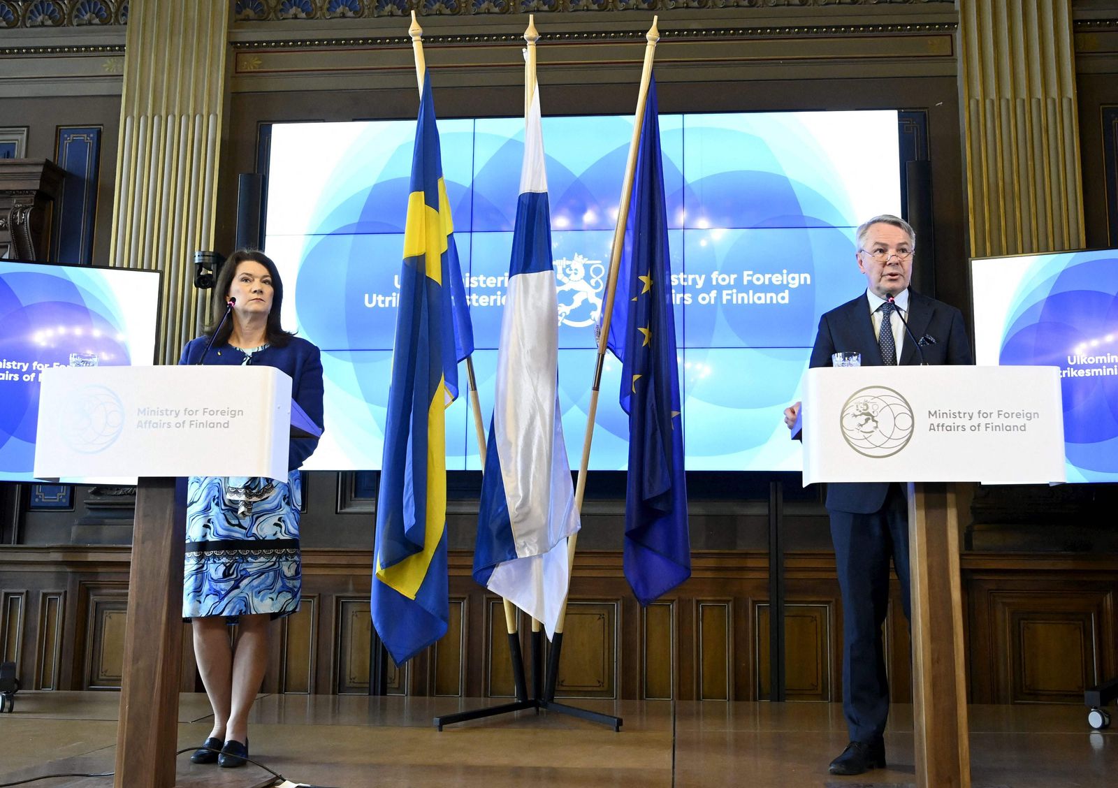 وزيرة الخارجية السويدية آن ليندي ونظيرها الفنلندي بيكا هافيستو في مؤتمر مشترك بالعاصمة الفنلندية هلسنكي. 29 أبريل 2022 - AFP