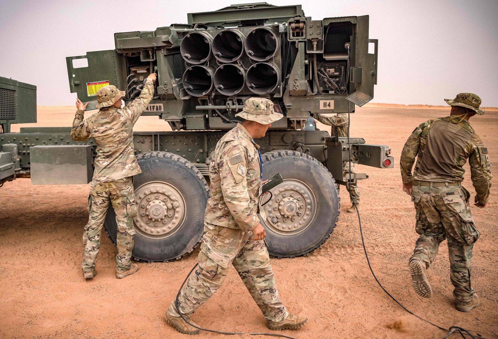 جنود من الجيش الأميركي بجانب مركبة إطلاق صواريخ من طراز M142 عالية الحركة 