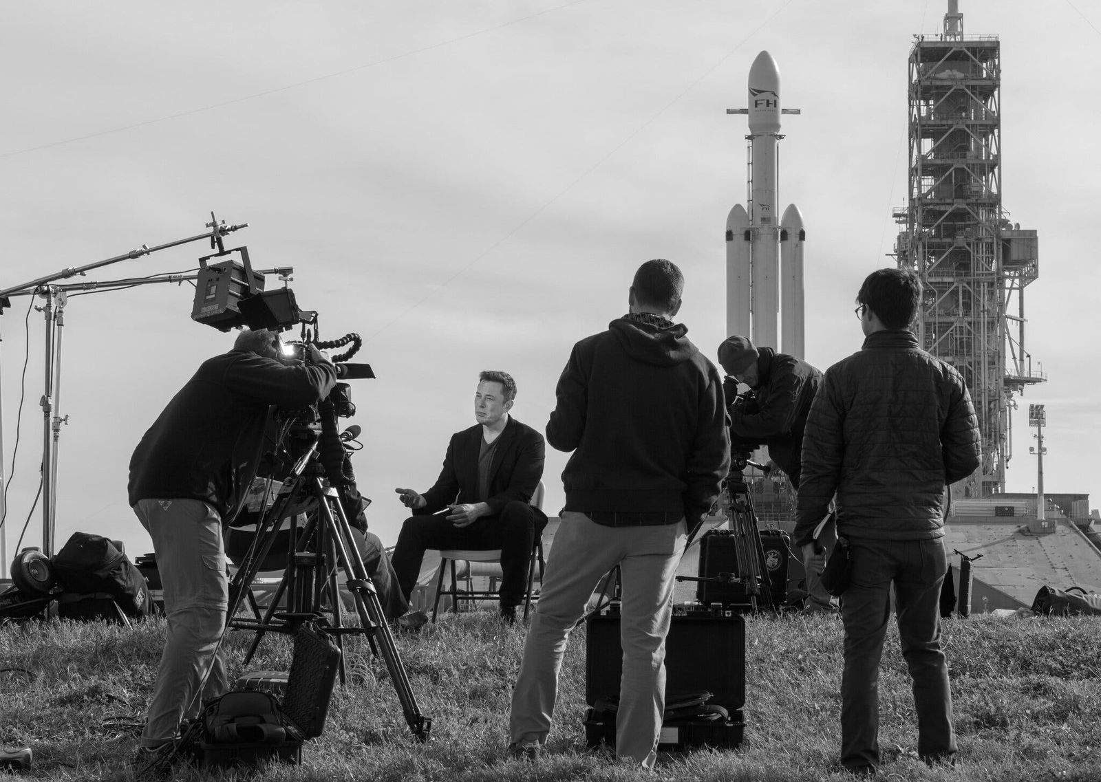 الملياردير إيلون ماسك يتحدث إلى وسائل الإعلام ويظهر صاروخ 