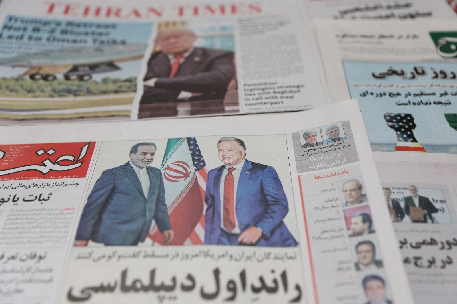 صحيفة إيرانية تحمل صورة غلاف لوزير الخارجية الإيراني عباس عراقجي والمبعوث الأميركي ستيف ويتكوف. طهران. 12 أبريل 2025