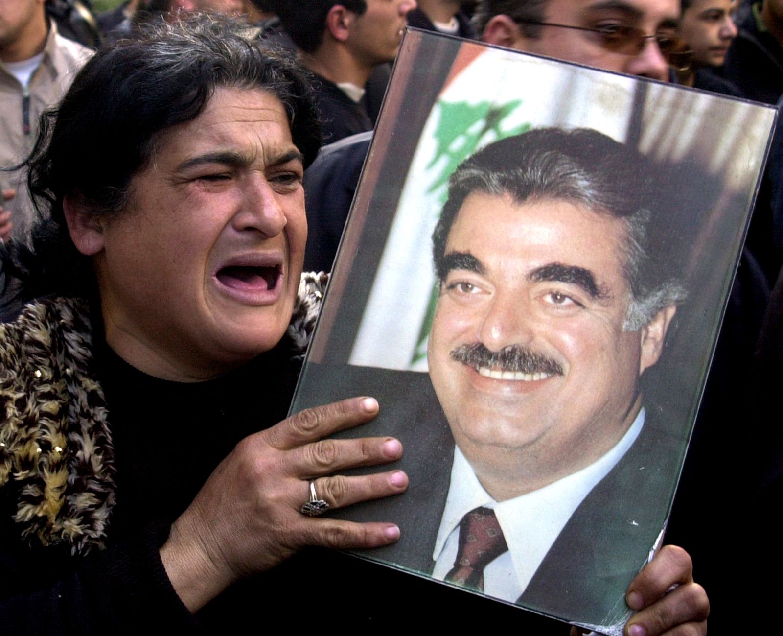 ملف: سيدة لبنانية تنعى اغتيال رئيس الوزراء الأسبق رفيق الحريري خلال احتجاج في بيروت - REUTERS