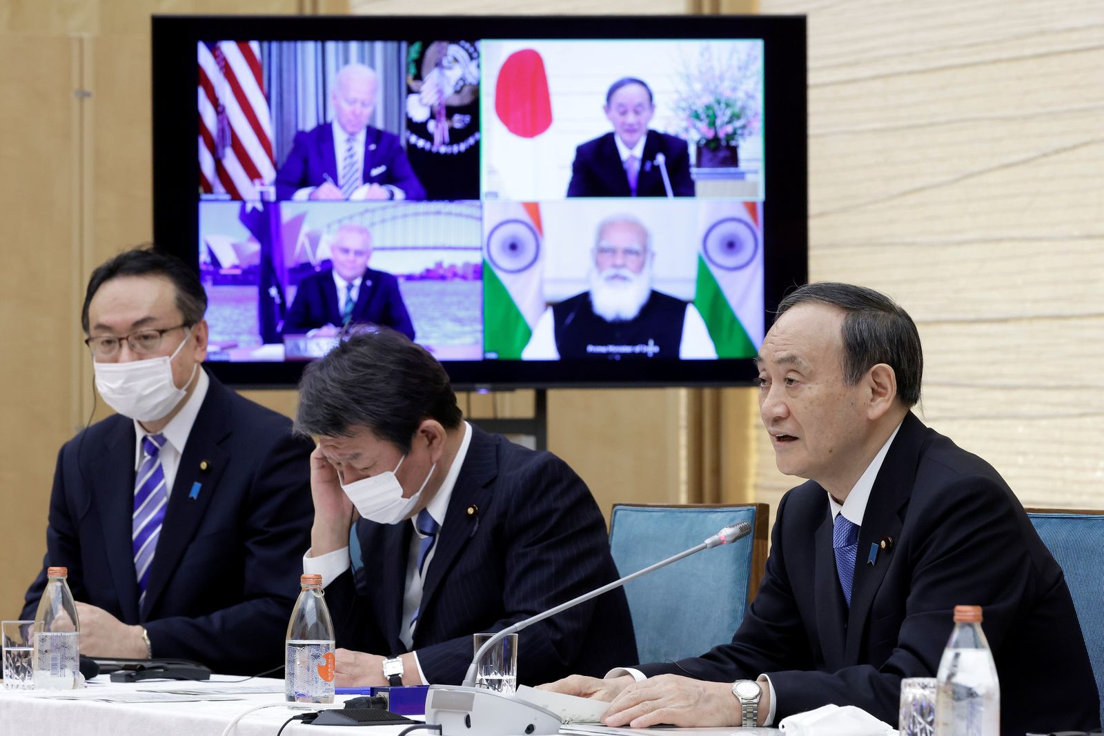 رئيس الوزراء الياباني يوشيهيدي سوغا يتحدث أثناء قمة افتراضية لقادة دول مجموعة 