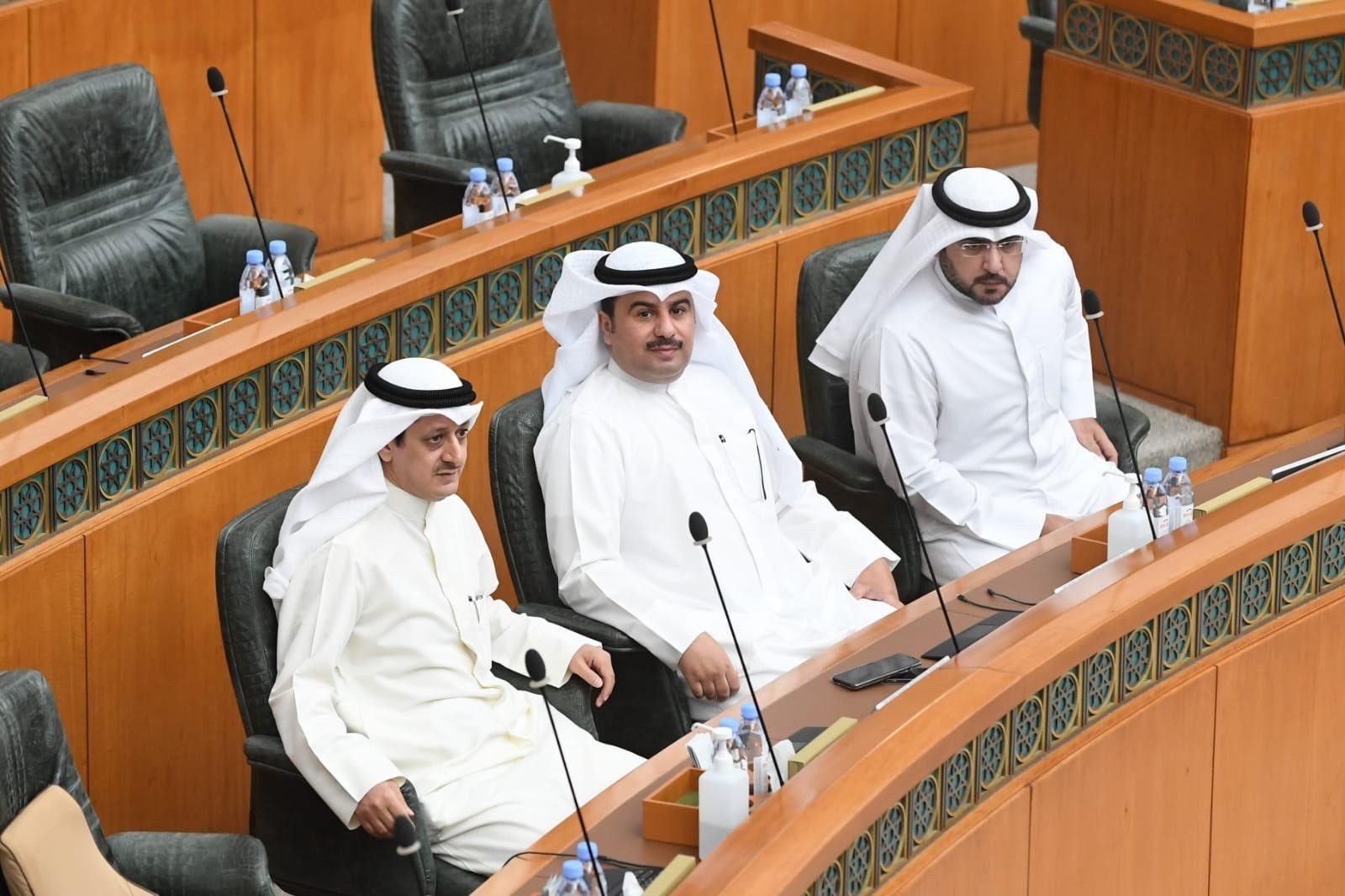 النواب جالسون في مقاعد وزراء الحكومة.