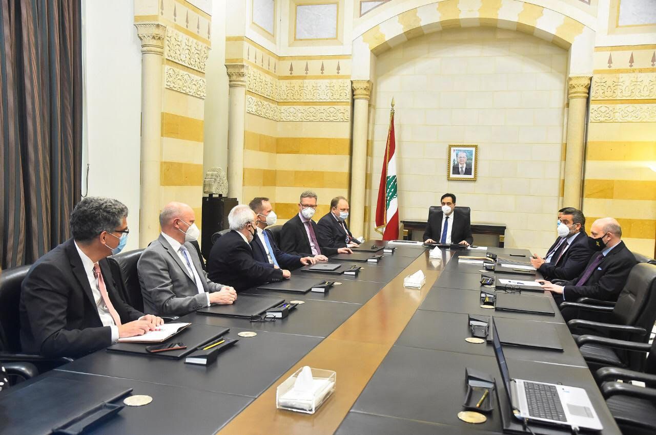 رئيس حكومة تصريف الأعمال اللبنانية حسان دياب خلال لقائه الوفد الألماني الخاص بمشروع إعادة إعمار مرفأ بيروت- 8 أبريل 2021 - 