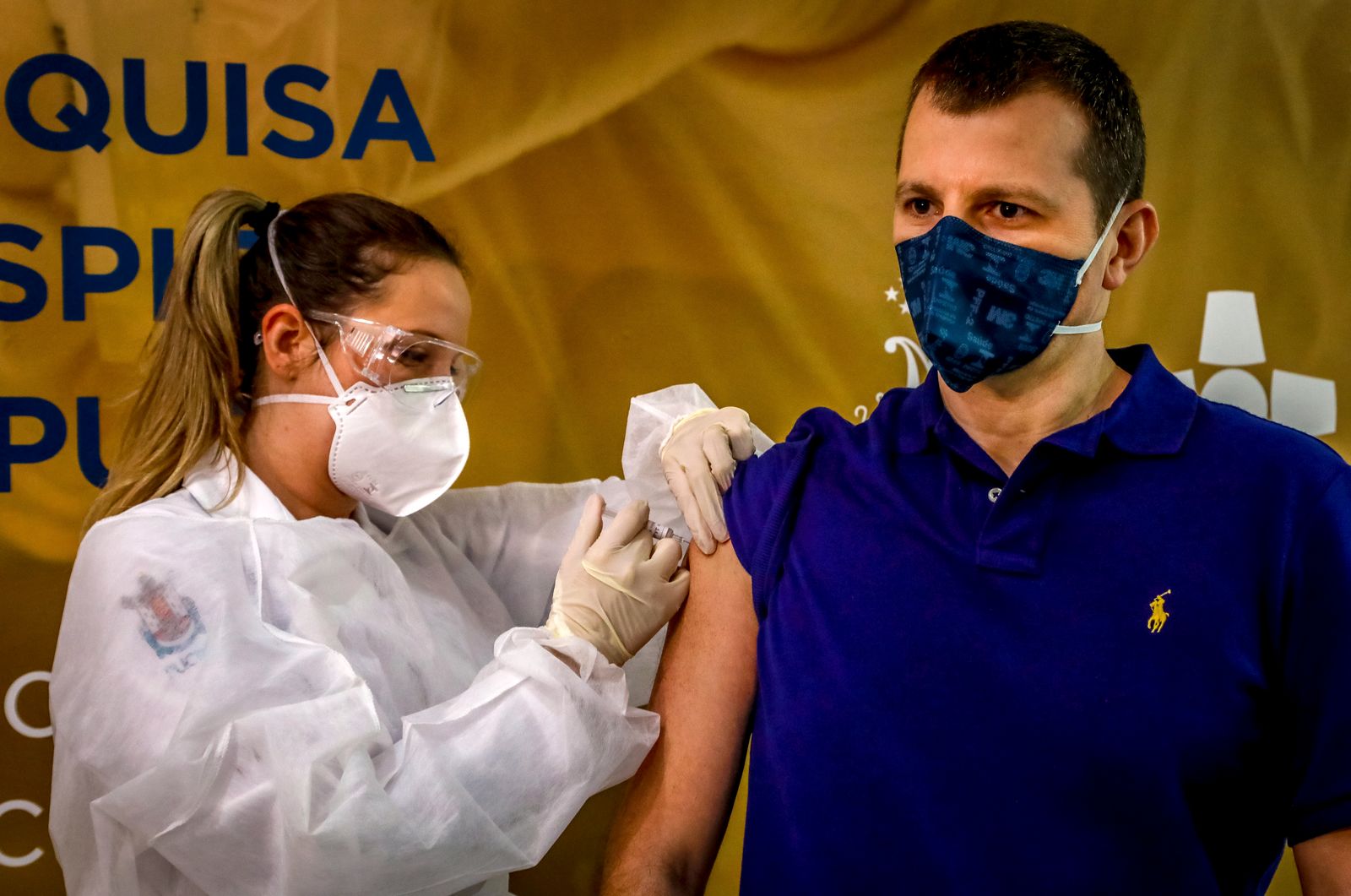 العامل الصحي والمتطوع لوسيانو ماريني يتلقى لقاحًا لفيروس كورونا COVID-19 أنتجته الشركة الصينية سينوفاك بايوتك في مستشفى ساو لوكاس  جنوب البرازيل - AFP