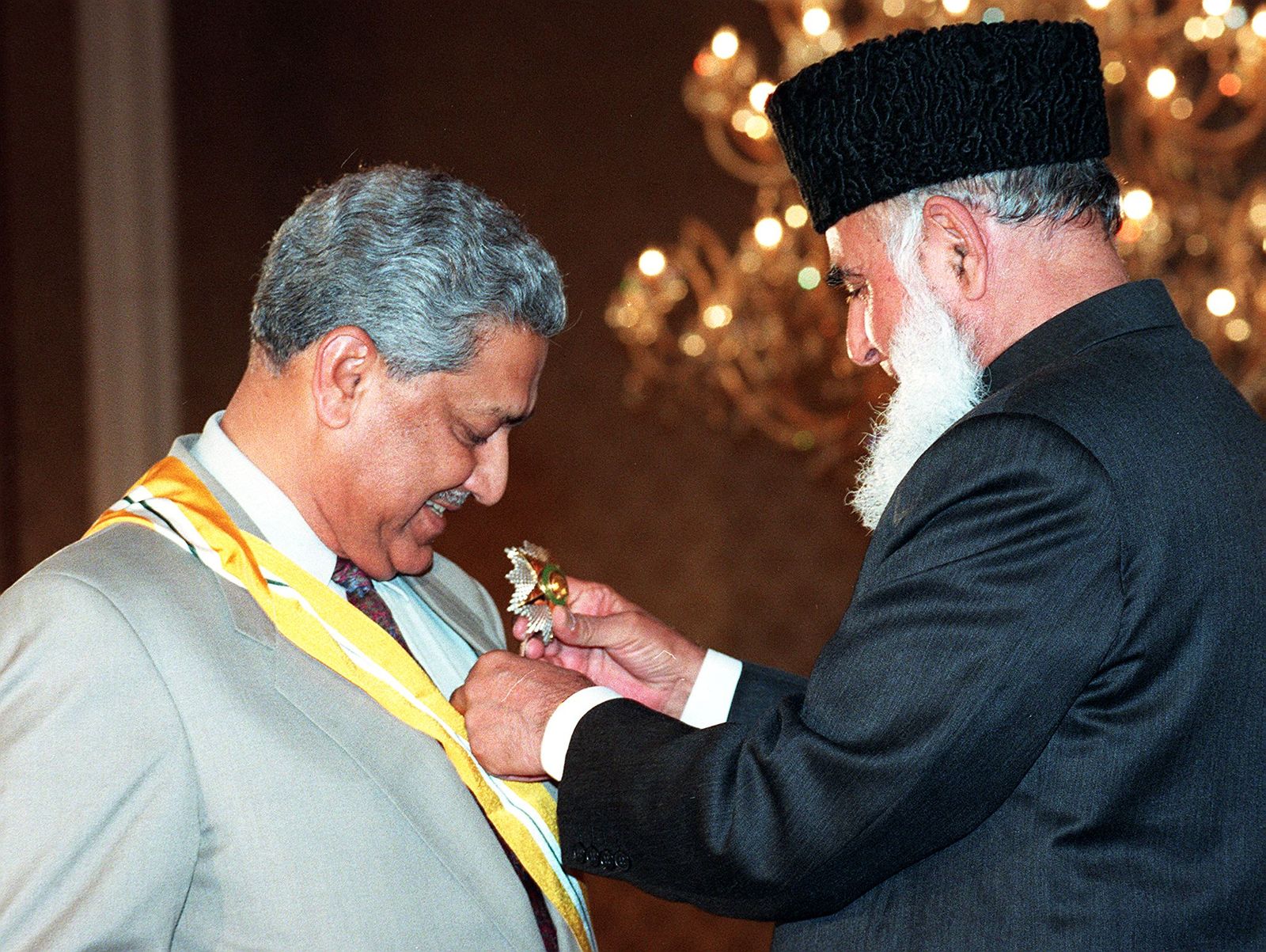 الرئيس الباكستاني السابق رفيق طرار (يمين) يفلّد العالِم النووي عبد القدير خان أرفع وسام مدني في إسلام آباد - 23 مارس 1999 - AFP