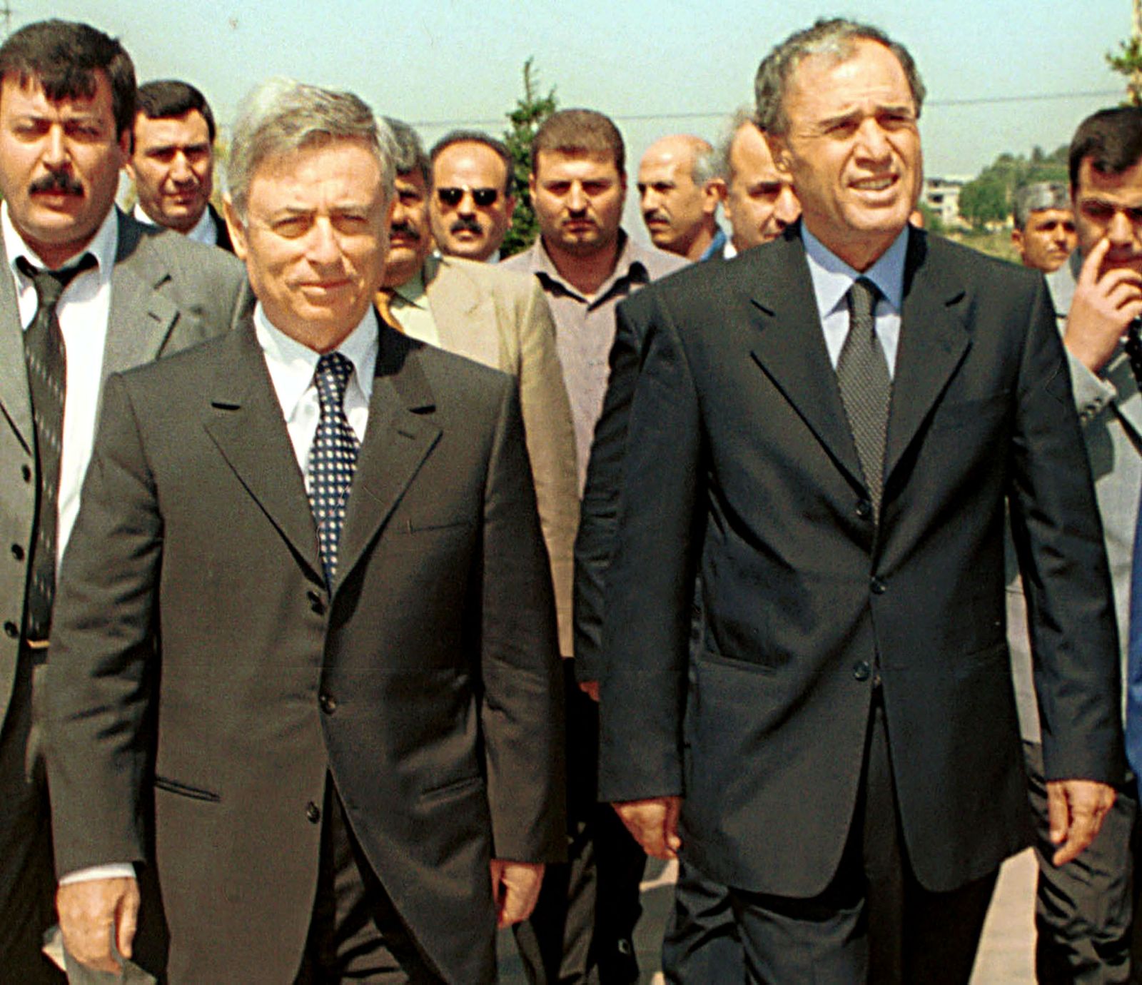 نائب الرئيس السوري السابق عبد الحليم خدام ورئيس الاستخبارات السورية السابق في لبنان غازي كنعان في طرابلس- 3 يونيو 2001 - REUTERS