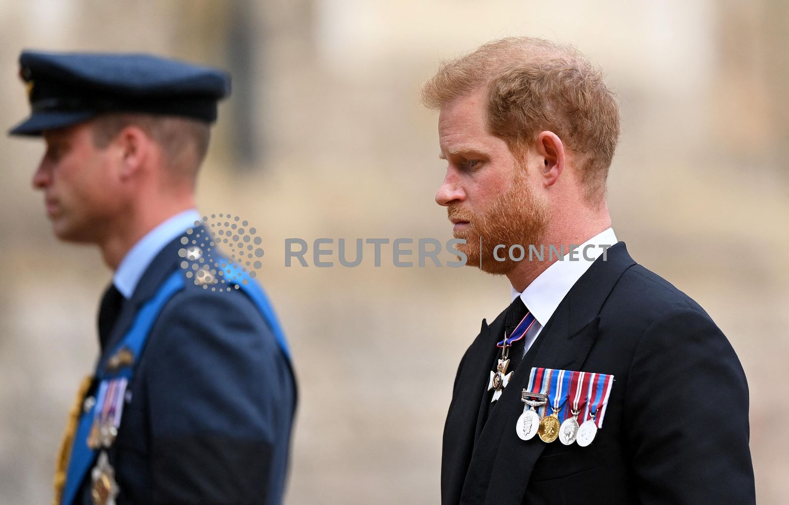 ولي العهد البريطاني الأمير وليام وشقيقه الأمير هاري دوق ساسكس أثناء مشاركتهما في مراسم جنازة ملكة بريطانيا إليزابيث الثانية بلندن. 19 سبتمبر 2022 - via REUTERS
