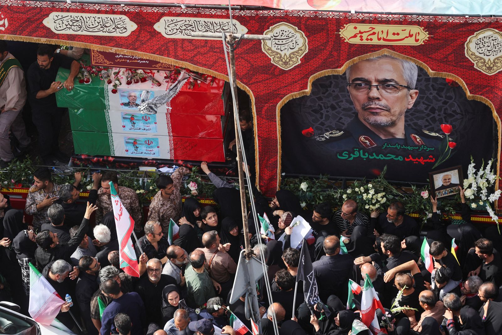إيرانيون يستعدون في ساحة الثورة بطهران لتشييع جثامين قادة عسكريين وعلماء نوويين قتلتهم إسرائيل. 28 يونيو 2025 - REUTERS