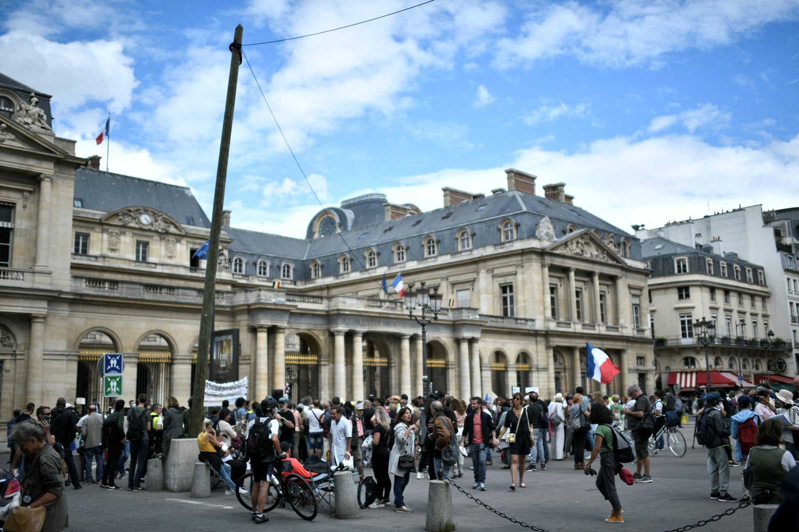 جانب من المظاهرات ضد استخدام الشهادة الصحية في العاصمة الفرنسية باريس - 5 أغسطس 2021  - AFP