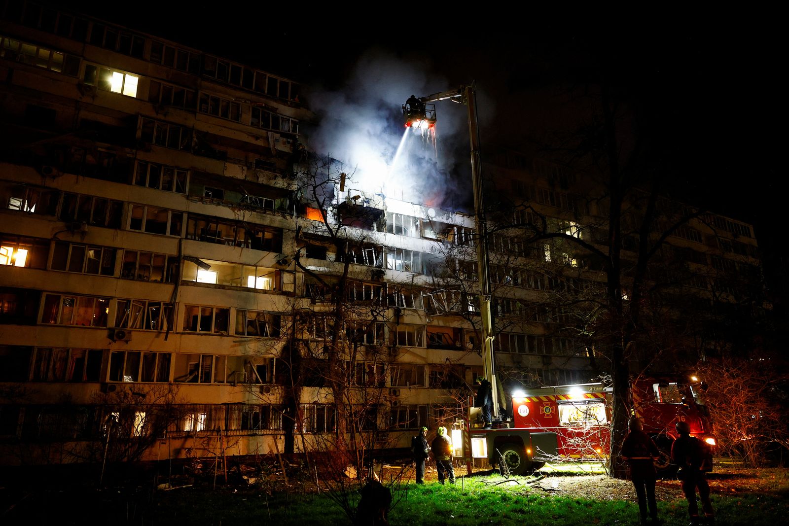 Firefighters work at the site of an apartment building hit by a Russian drone strike, amid Russia’s attack on Ukraine, in Kyiv, Ukraine November 25, 2025. REUTERS/Valentyn Ogirenko