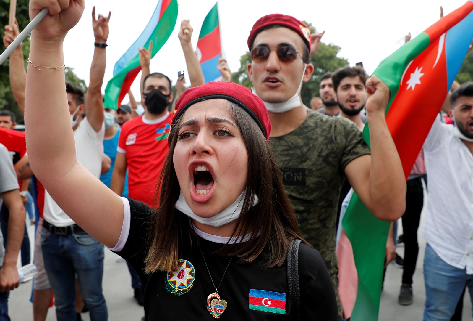 أذريون يتظاهرون في إسطنبول بعد الاشتباكات بين أذربيجان وأرمينيا - 19 يوليو 2020 - REUTERS