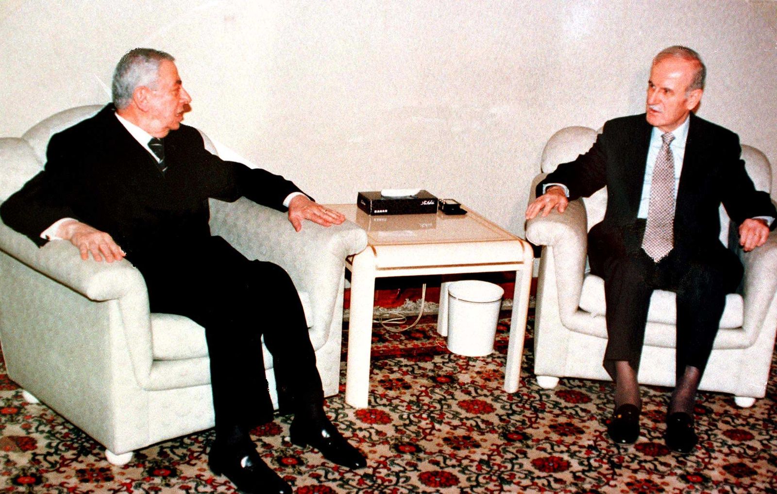 الرئيس السوري الراحل حافظ الأسد خلال لقاء مع الرئيس اللبناني الراحل إلياس الهراوي في دمشق- 6 أبريل 1998 - X00561