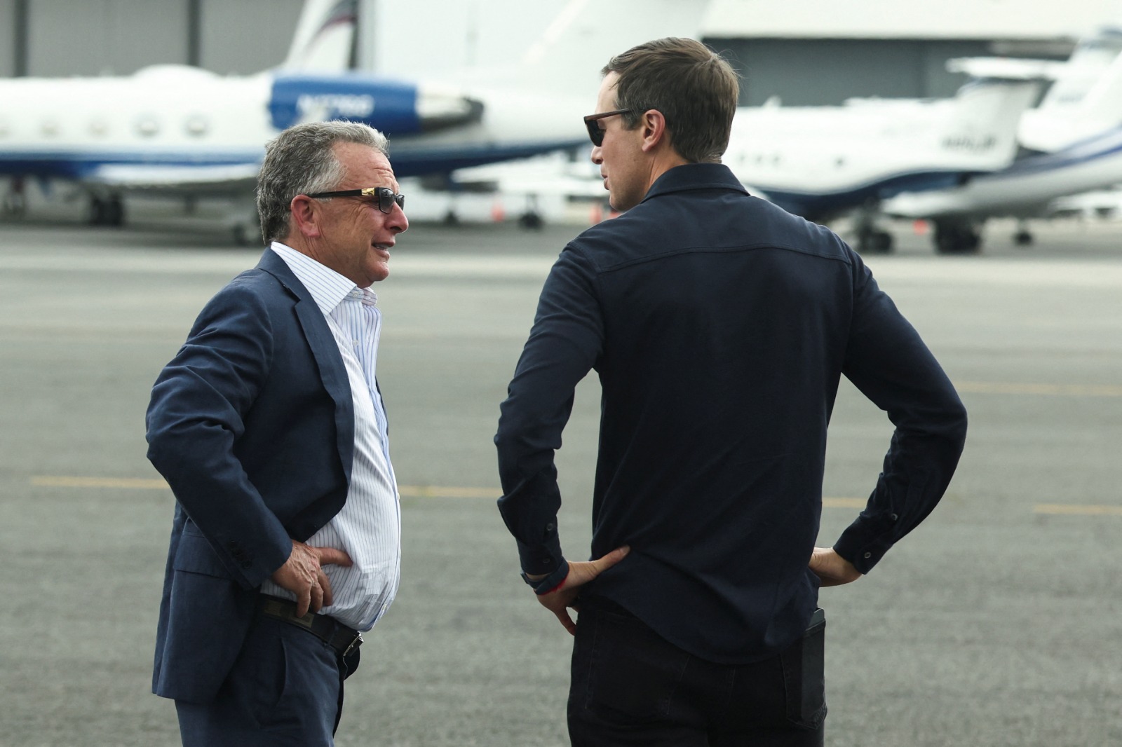 المبعوث الأميركي الخاص إلى الشرق الأوسط ستيف ويتكوف يتحدث مع جاريد كوشنر في مطار تيتربورو بنيو جيرسي. 13 يوليو 2025