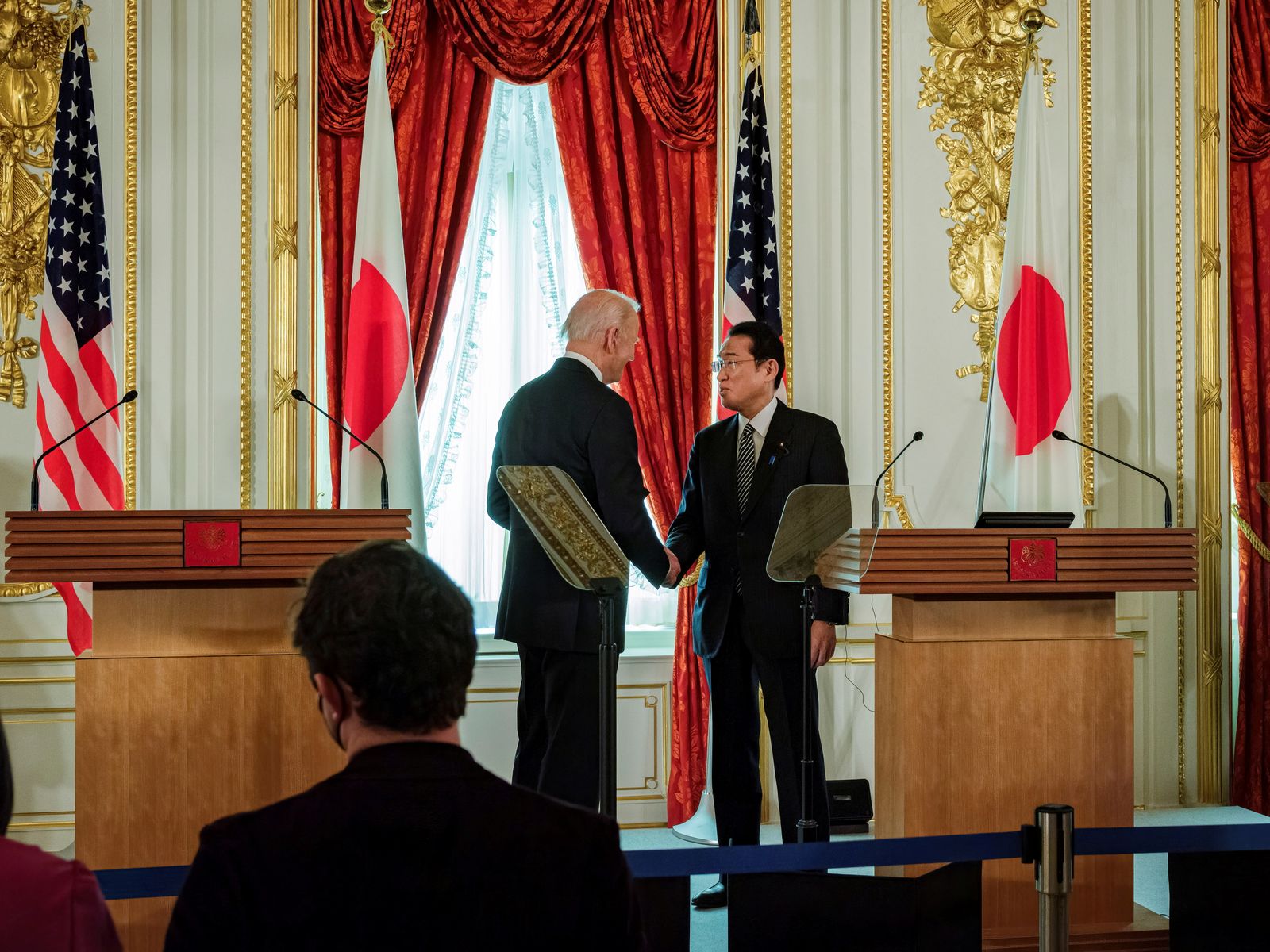 الرئيس الأميركي جو بايدن ورئيس الوزراء الياباني فوميو كيشيدا يحضران مؤتمراً صحفياً في العاصمة اليابانية طوكيو- 23 مايو 2022 - REUTERS