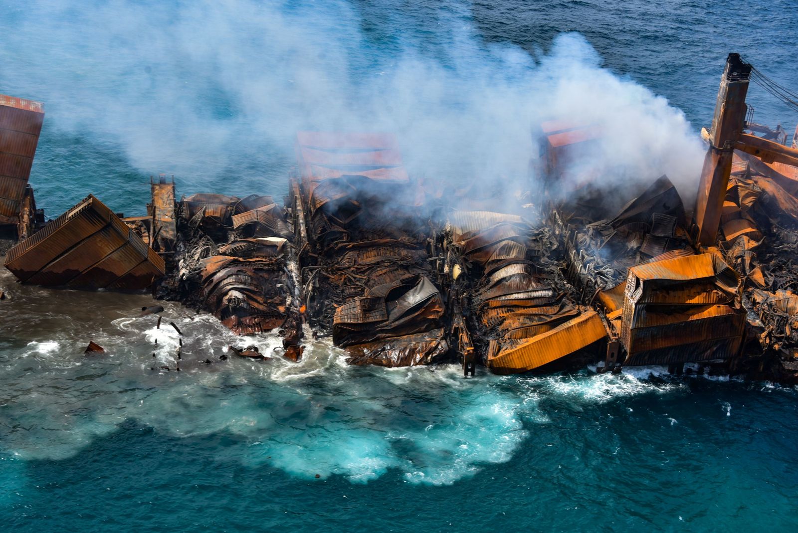 مؤخرة السفينة تغرق بالكامل وآثار الحريق تبدو واضحة عليها - via REUTERS