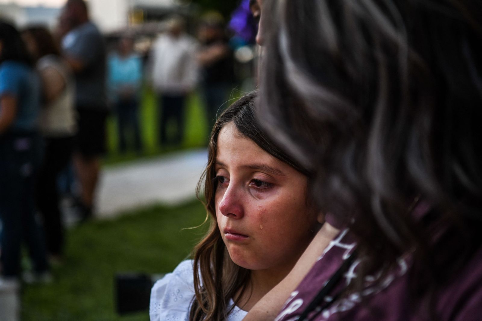 طفلة تبكي زملاءها الذين قضوا في حادث إطلاق النار بمدرسة 