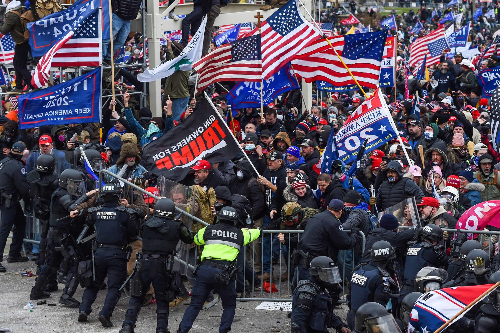 مؤيدو الرئيس الأميركي السابق دونالد ترمب يشتبكون مع قوات الأمن أثناء اقتحامهم مبنى الكابيتول في واشنطن - 6 يناير 2021 - AFP