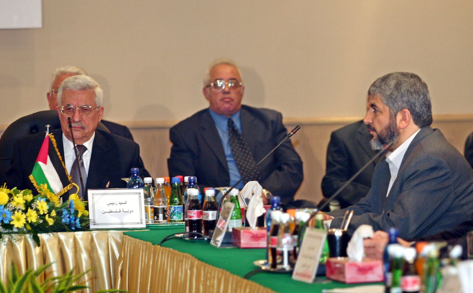 الرئيس الفلسطيني محمود عباس بجانب رئيس حركة 
