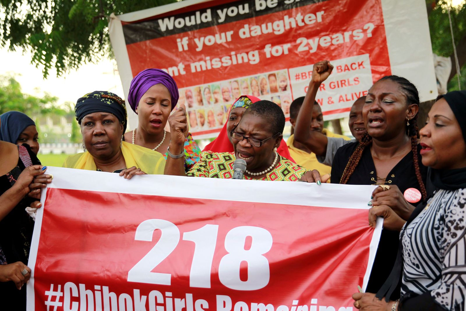 أثناء اعتصام في نيجيريا 2016 ، بعد تلقي أنباء عن اختطاف مراهقة نيجيرية على يد بوكو حرام من مدرستها في تشيبوك - REUTERS