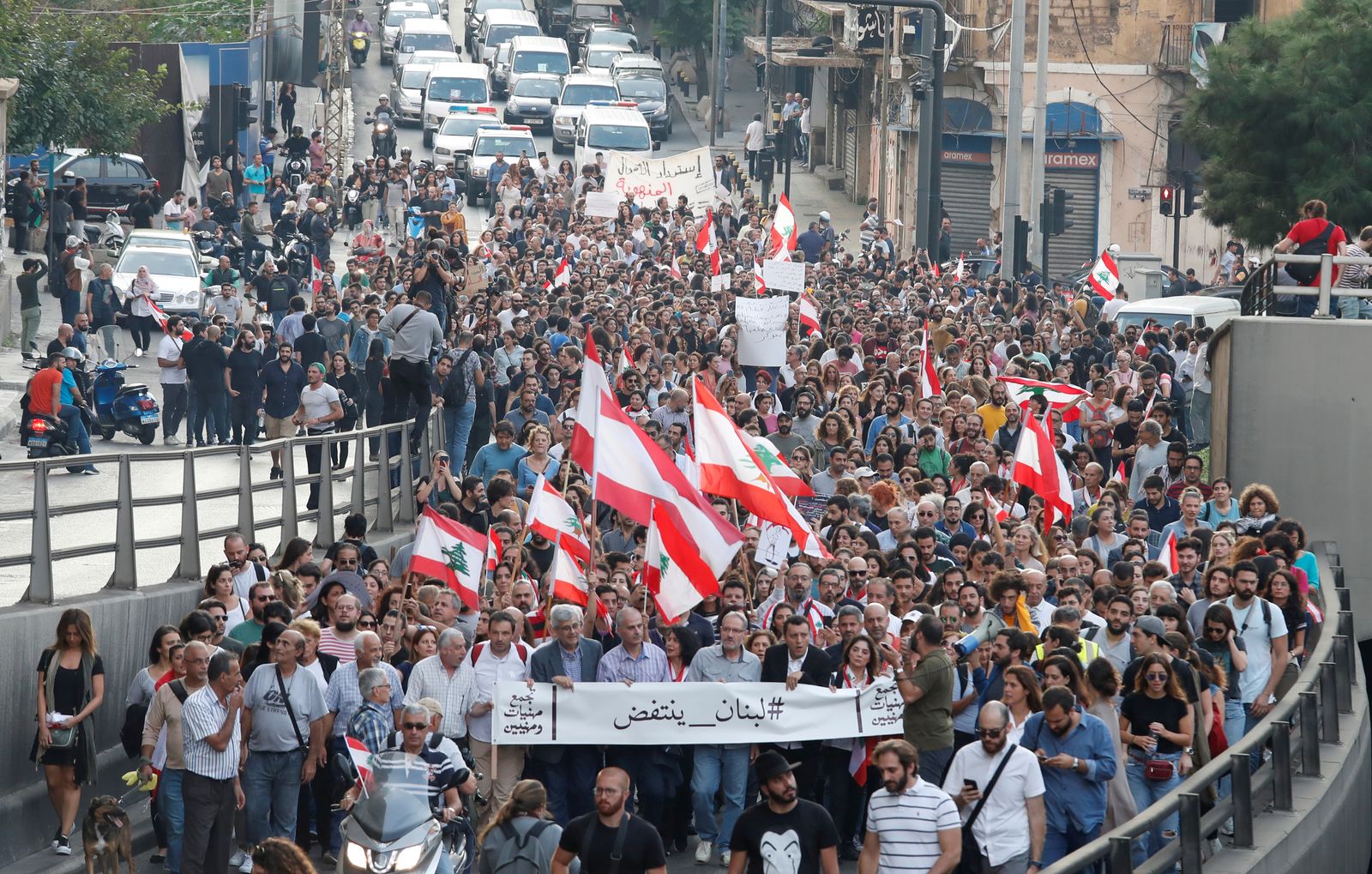 متظاهرون في شوارع العاصمة اللبنانية بيروت - 31 أكتوبر 2019 - REUTERS