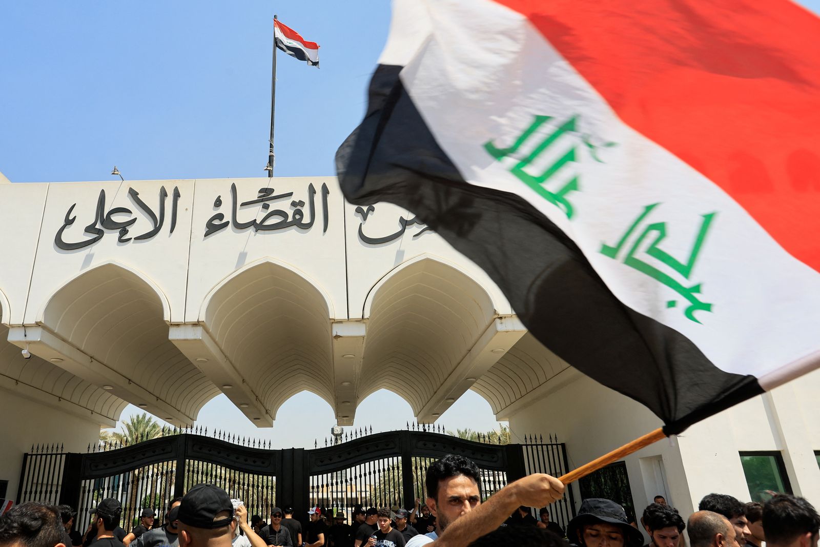 متظاهرون أمام مقر المجلس الأعلى للقضاء - بغداد - 23 أغسطس 2022 - REUTERS