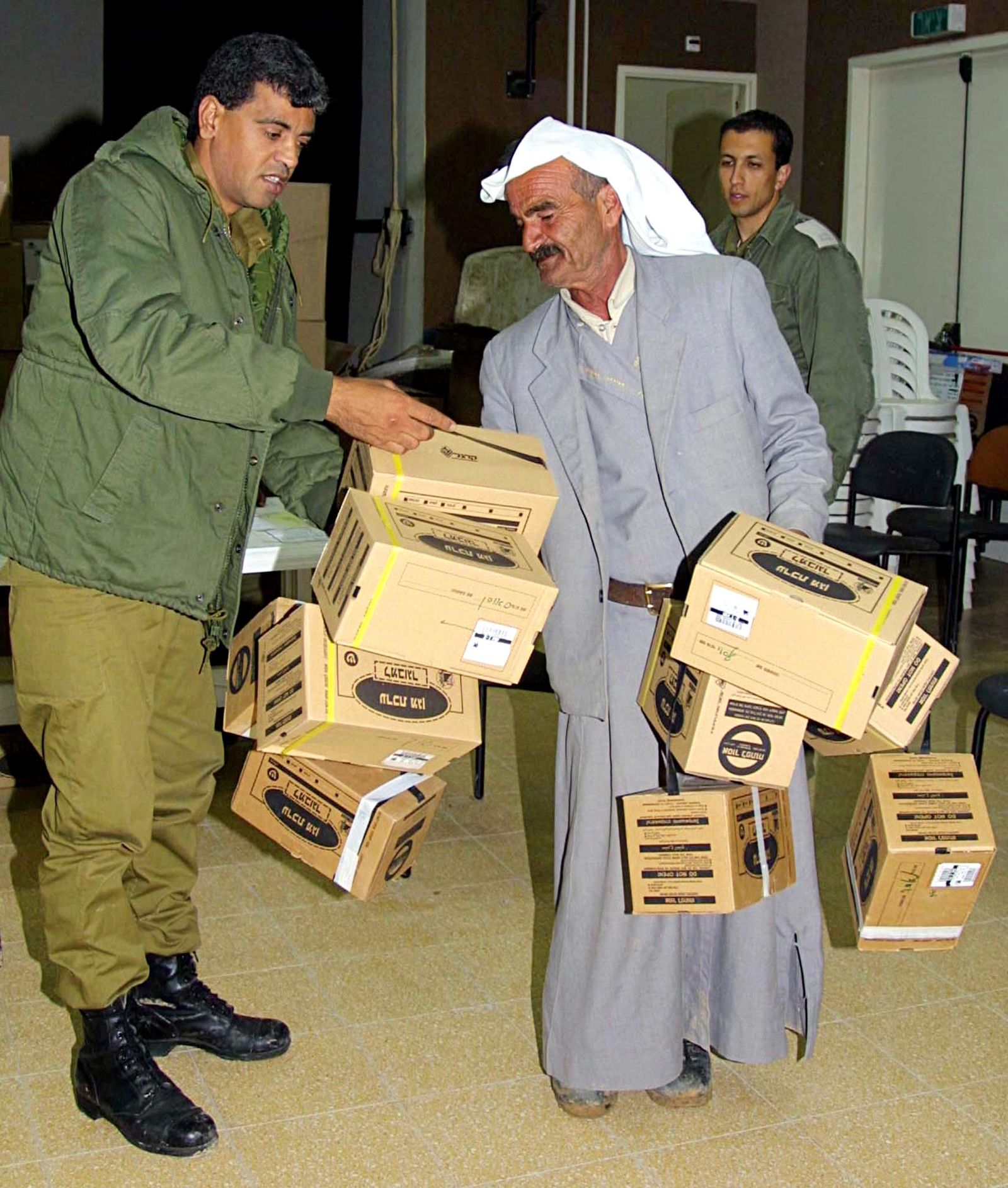 جيش الدفاع الإسرائيلي يوزع أقنعة الغاز على البدو العرب جنوب إسرائيل، مخافة إطلاق صواريخ من العراق. 16 يناير 2003. - REUTERS
