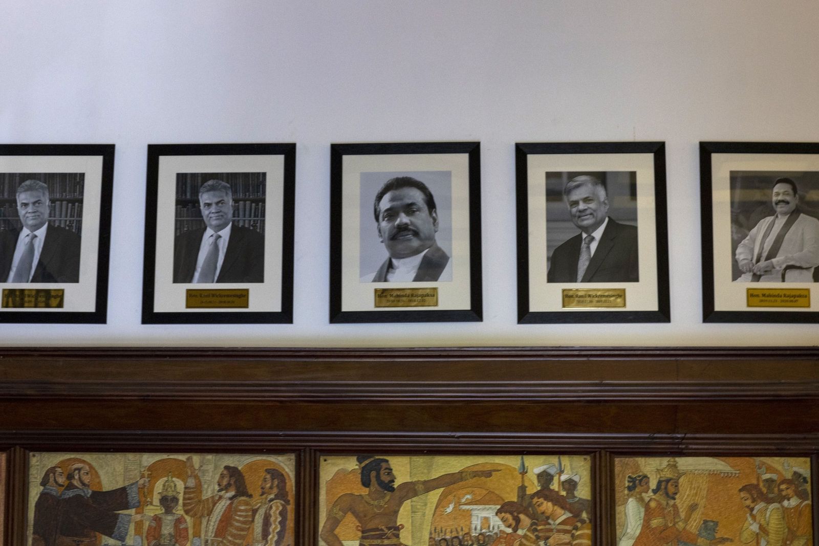 صور لرئيس الوزراء رانيل ويكرميسينجه والرئيس السابق ماهيندا راجاباكسا على جدار في مكتب رئيس الوزراء بكولومبو - 14 يوليو 2022 - Bloomberg