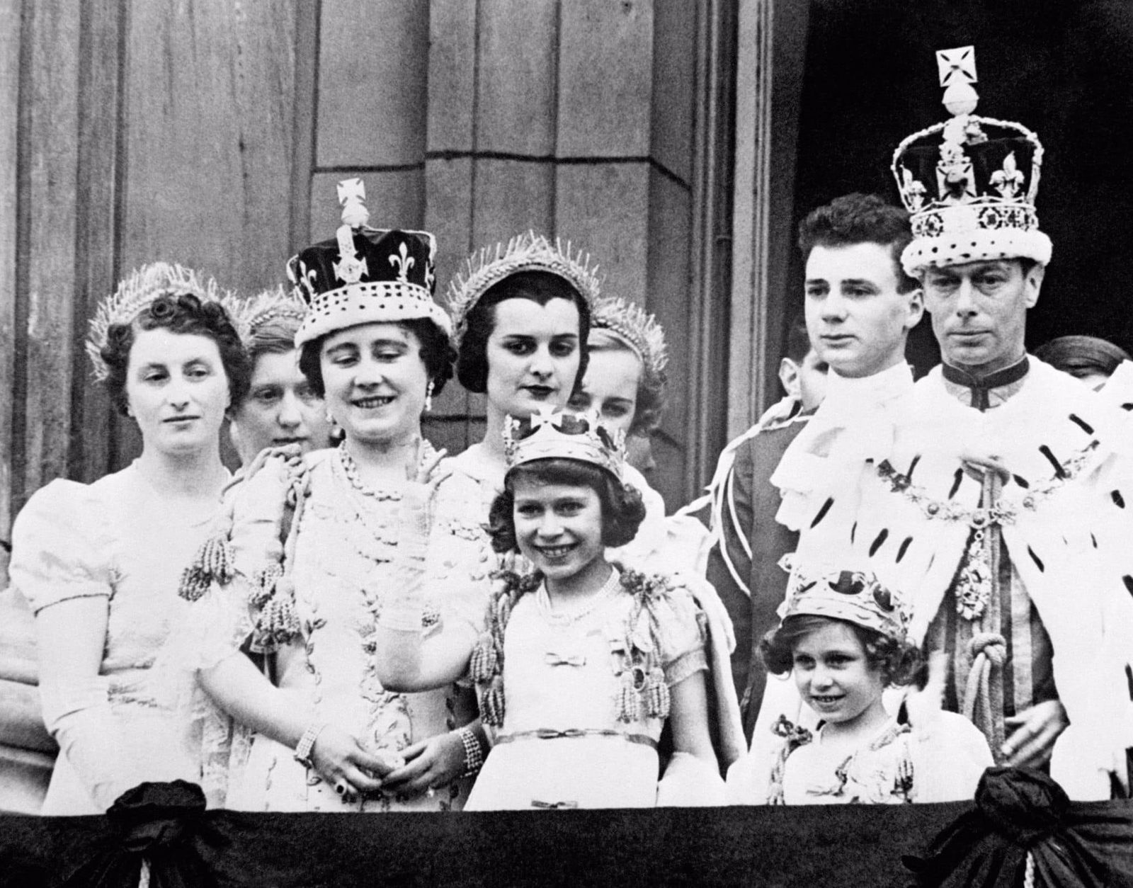 صورة للملكة إليزابيث في الشرفة الملكية لقصر باكينجهام بعد تتويج والدها الملك جورج السادس ملكاً على بريطانيا - 1937 - facebook.com/TheBritishMonarchy