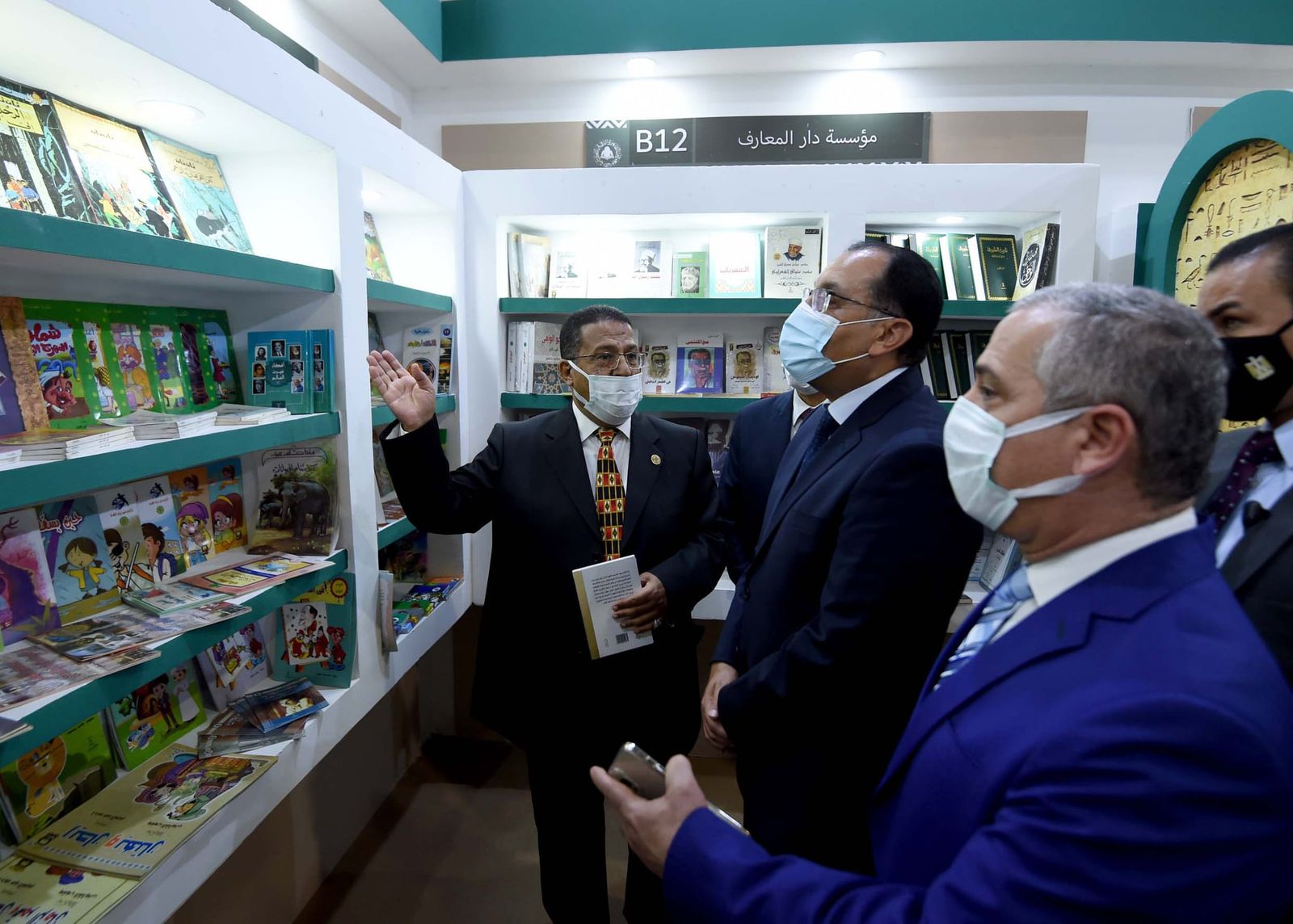 رئيس الوزراء المصري، مصطفى مدبولي، يتفقد أجنحة معرض القاهرة للكتاب - Facebook/@SuezCanalAuthorityEG