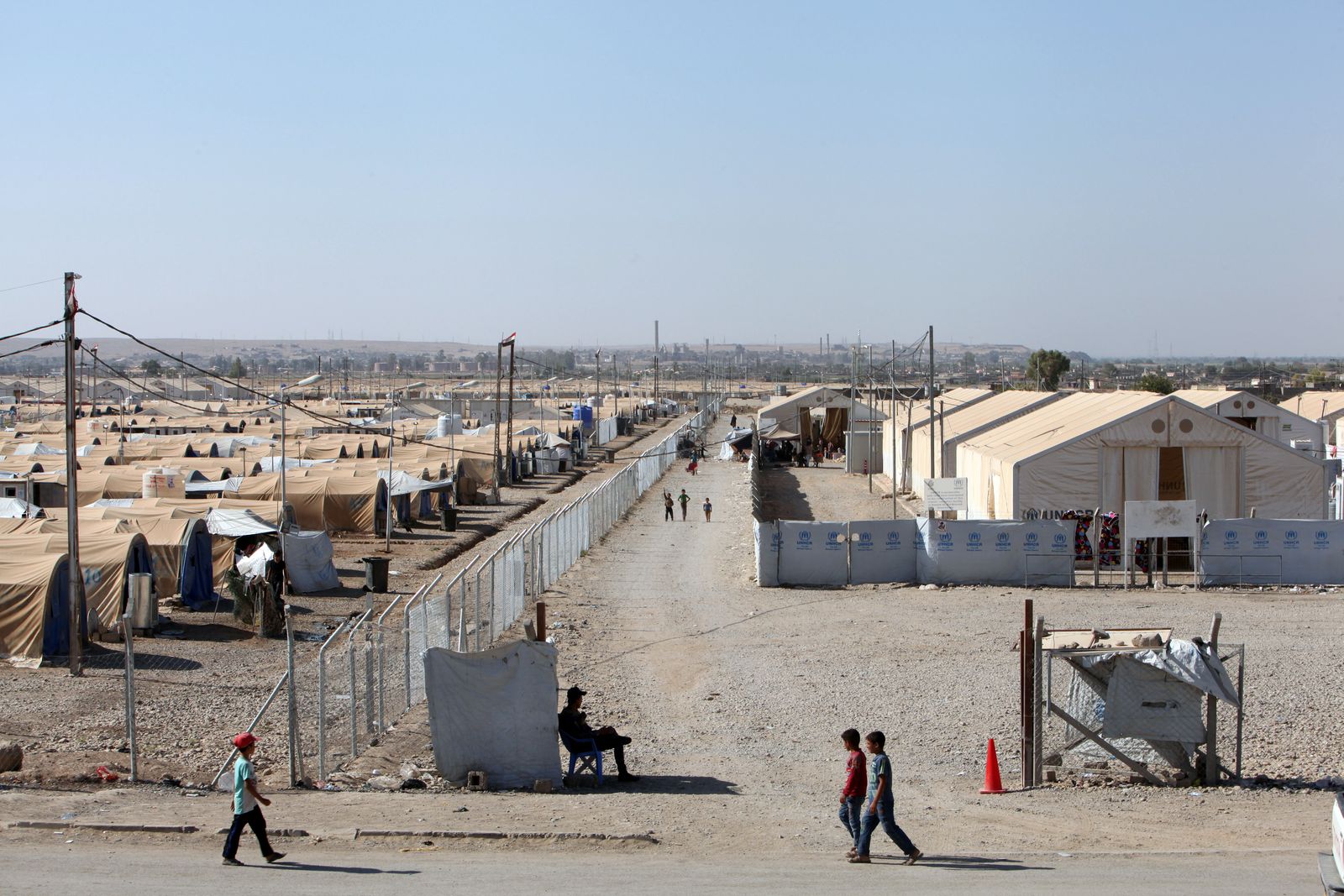 نازحون عراقيون فروا من منازلهم في مخيم حمام العليل جنوب الموصل، في العراق، وذلك إثر الصراع بين القوات العراقية وتنظيم داعش، 9 سبتمبر 2017 - REUTERS