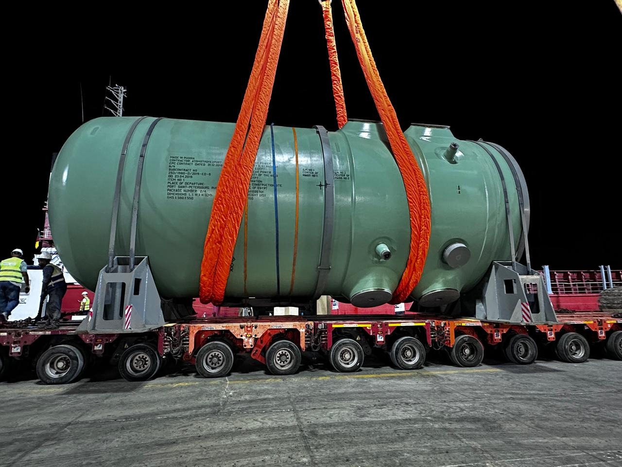 وعاء ضغط المفاعل النووي الأول بمحطة الضبعة في شمال مصر بعد نقله من روسيا. 23 أكتوبر 2025