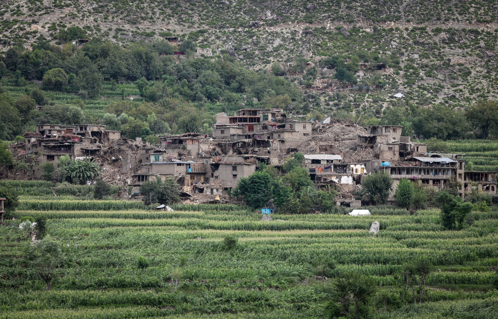 منازل متضررة عقب الزلزال المميت بقوة 6 درجات الذي ضرب منطقة مزار دارا بولاية كونار، أفغانستان، 2 سبتمبر 2025