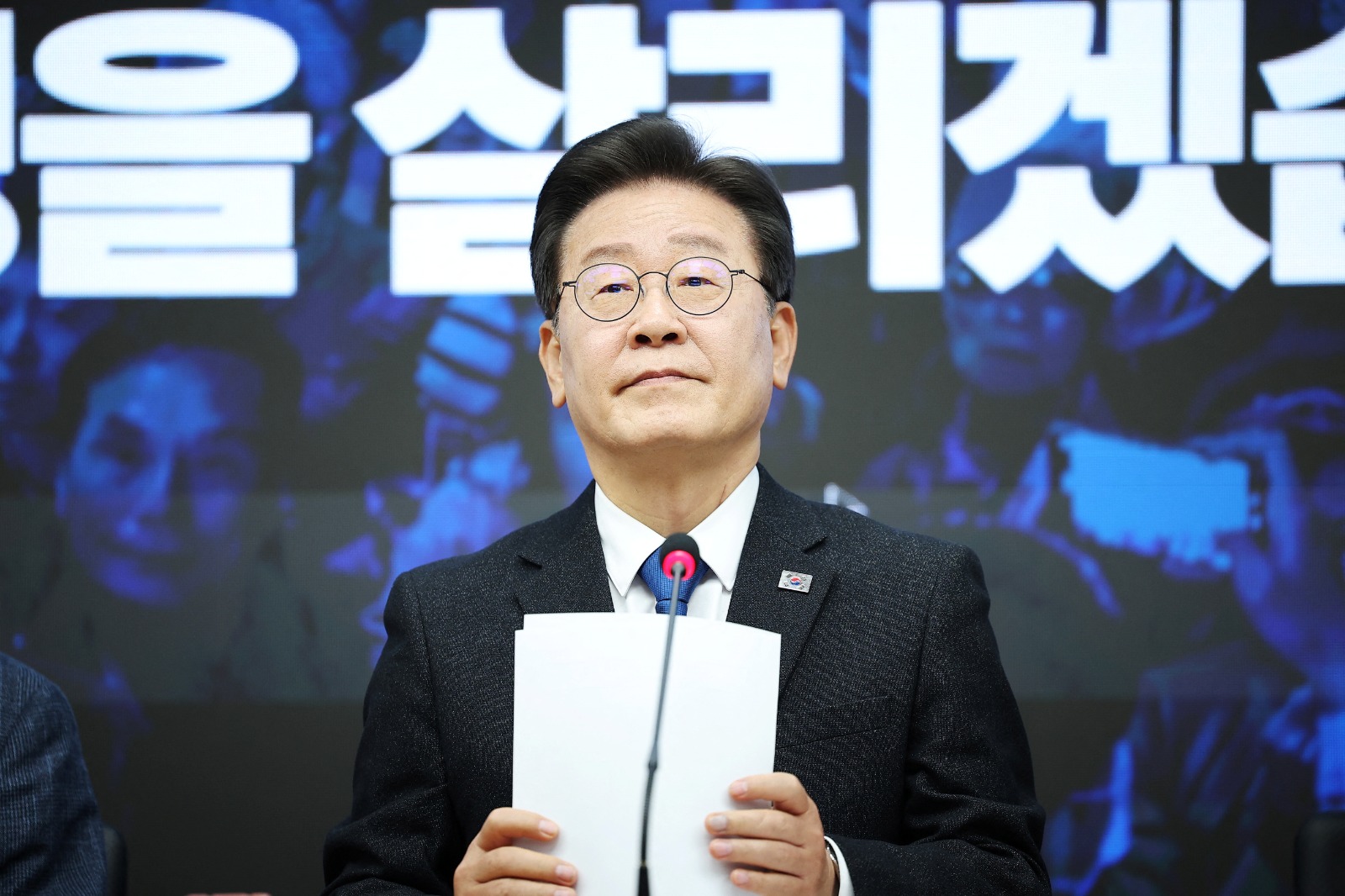 لي جاي ميونغ زعيم الحزب الديمقراطي المعارض في كوريا الجنوبية خلال مؤتمر صحافي بعد فوز حزبه بالنسبة الأكبر من مقاعد البرلمان، سول. 11 أبريل 2024