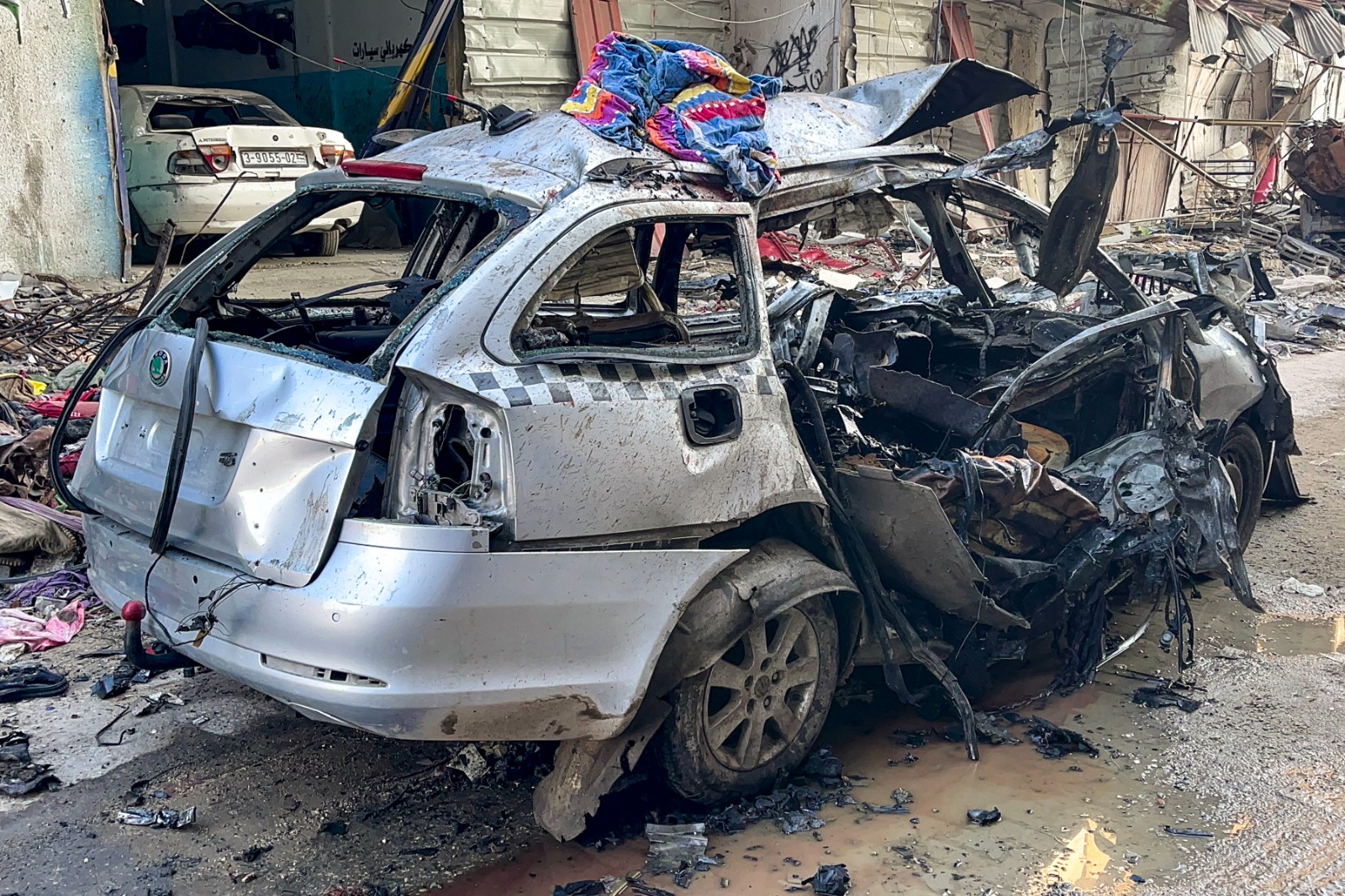 سيارة كان يستقلها 3 من أبناء إسماعيل هنية دمرها قصف إسرائيلي في مخيم الشاطئ غربي مدينة غزة. 10 أبريل 2024