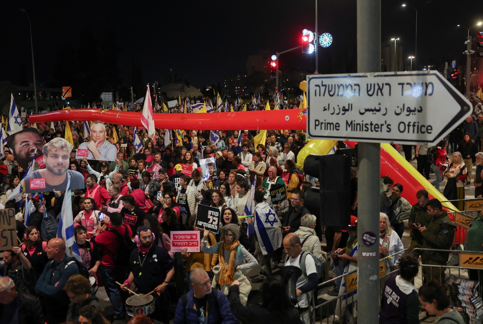 احتجاجات أمام مقر الحكومة الإسرائيلية في القدس للمطالبة بإعادة جميع المحتجزين بغزة.25 مارس 2025