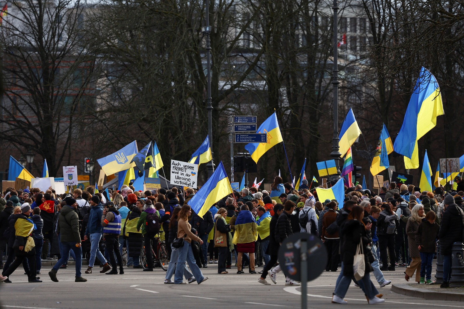 متظاهرون يحملون أعلام أوكرانيا بالعاصمة الألمانية برلين. 24 فبراير 2024