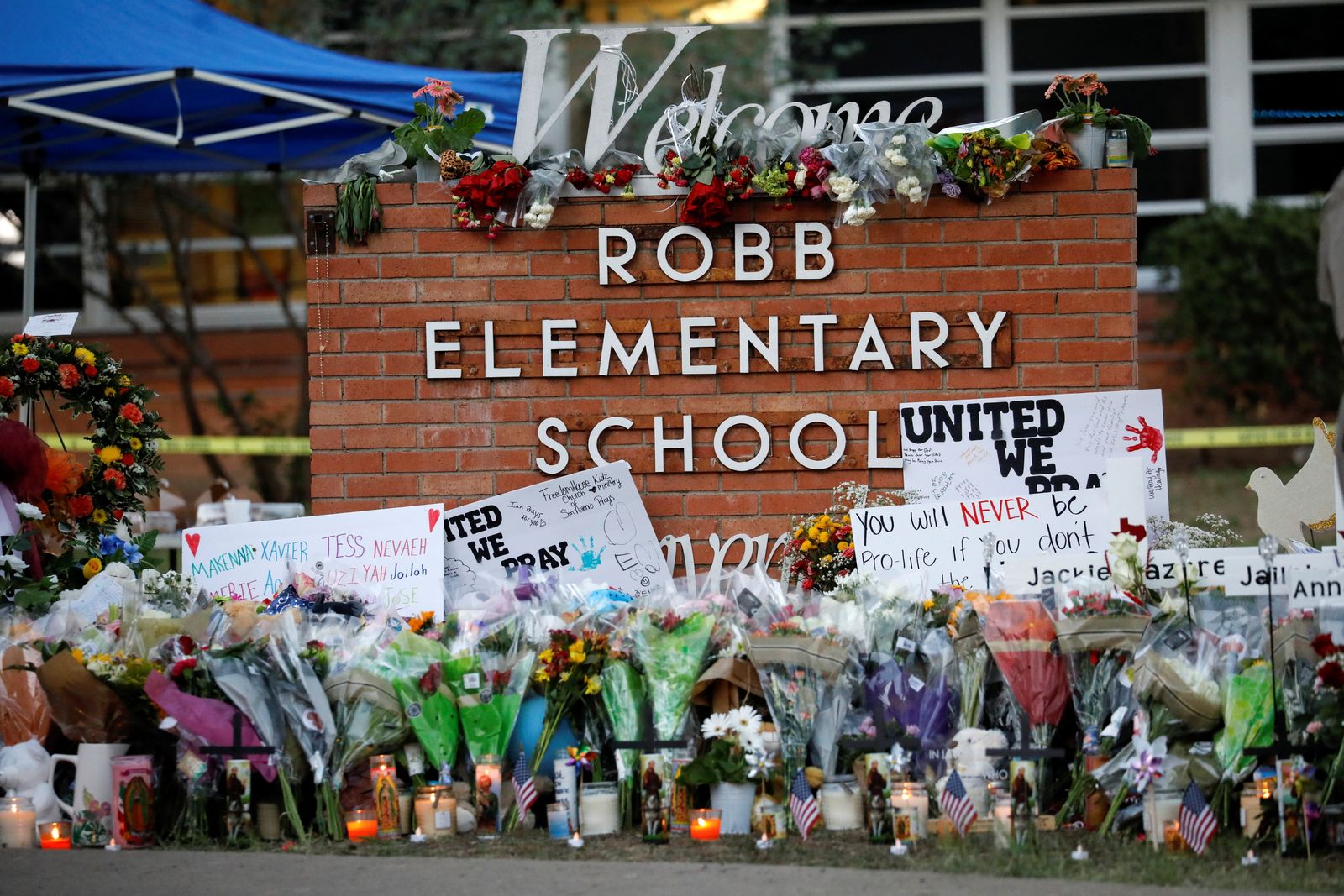 زهور وشموع أمام نصب تذكاري لضحايا إطلاق النار في مدرسة روب الابتدائية في أوفالدي، تكساس. الولايات المتحدة في 27 مايو 2022.  - REUTERS