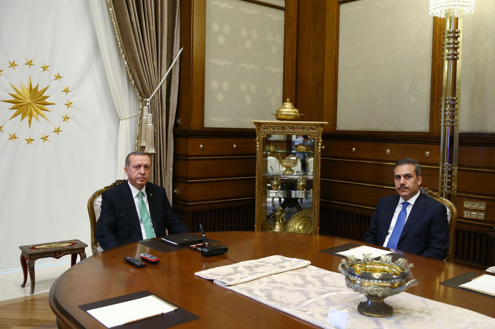 الرئيس التركي رجب طيب أردوغان يجتمع برئيس الاستخبارات التركية هاكان فيدان، أنقرة 22 يوليو 2016 - Anadolu Agency