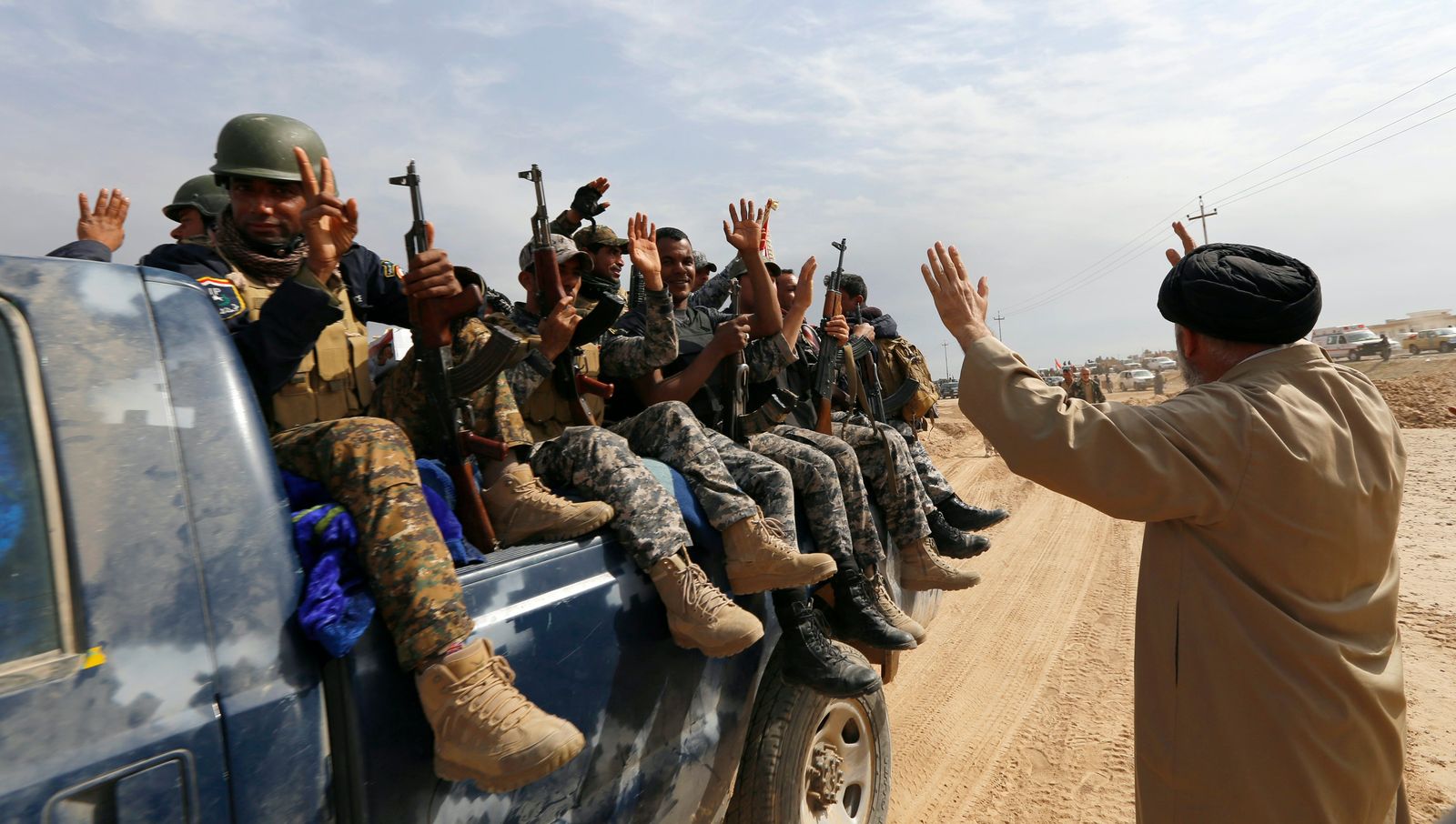 رجل دين شيعي يحيي مقاتلين من الحشد الشعبي في شمال تكريت  -  9 مارس 2015 - REUTERS
