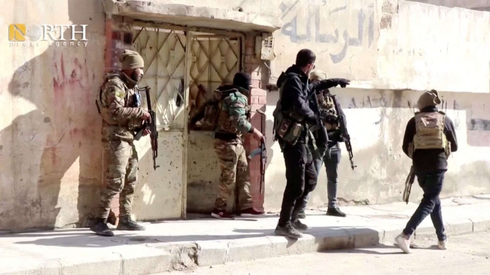 عناصر من قوات سوريا الديمقراطية يلاحقون مسلحي تنظيم داعش في الحسكة- 23 يناير 2022 - via REUTERS