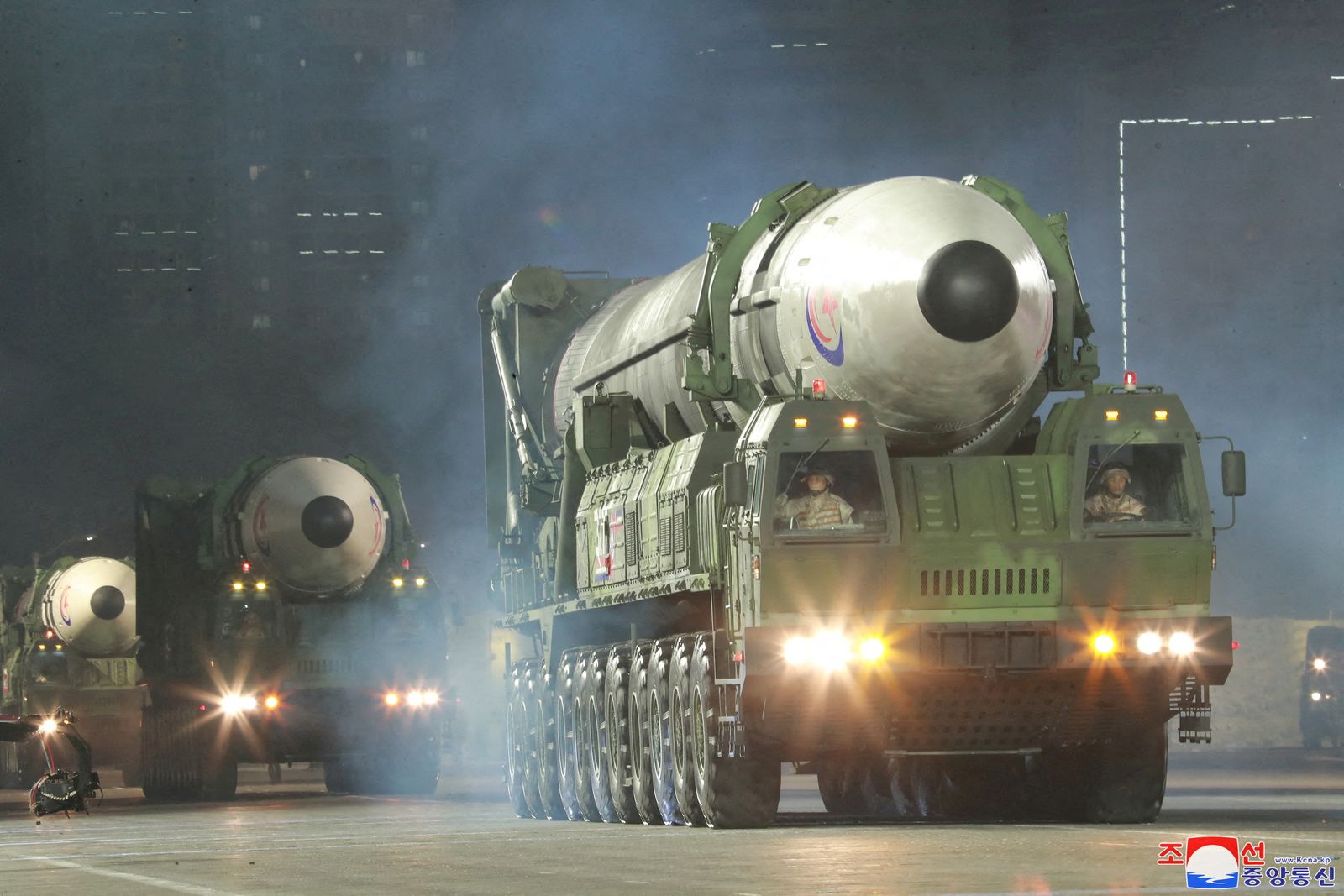 صواريخ عابرة للقارات خلال العرض العسكري الذي أقيم بمناسبة الذكرى التسعين لتأسيس الجيش الثوري الشعبي الكوري في ساحة كيم إيل-سونج في بيونج يانج 26 أبريل 2022 - via REUTERS
