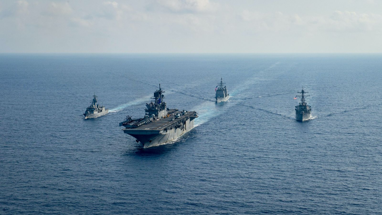 سفن حربية أميركية وأسترالية تبحر في بحر الصين الجنوبي - 18 أبريل 2020 - REUTERS