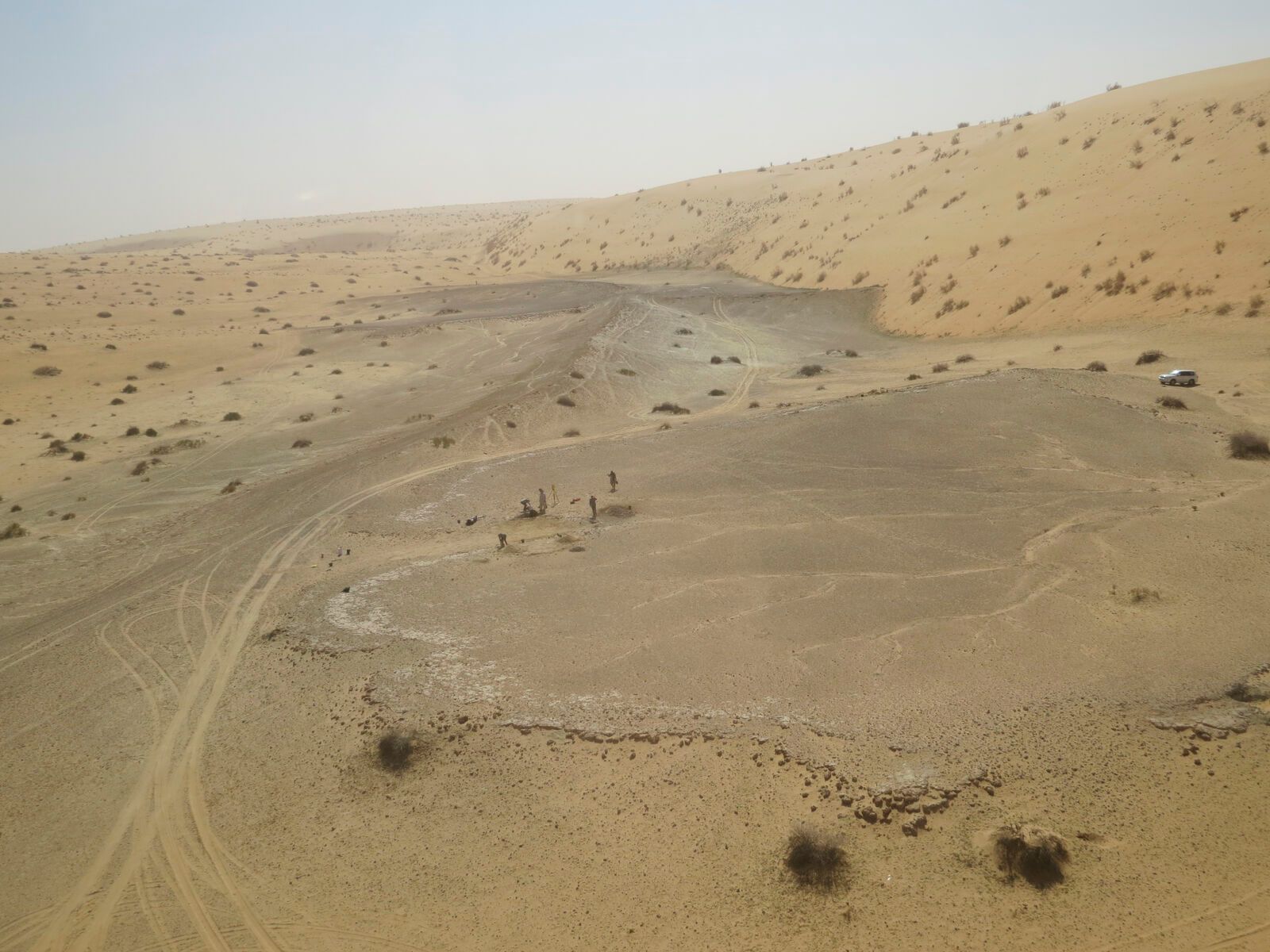 موقع خل أمايشان 4 في شمال  السعودية، حيث تم العثور على أدلة على الزيارات المتكررة من قبل البشر الأوائل على مدى عام الماضية ، مرتبطة ببقايا البحيرات القديمة. - AP