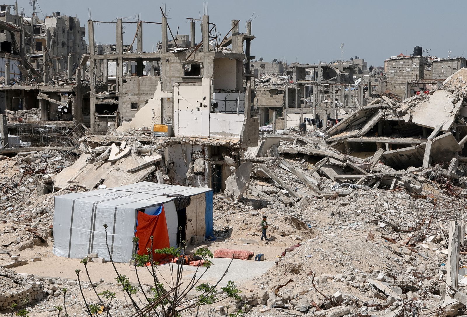 A Palestinian child stands amid the rubble of houses, in Khan Younis in the southern Gaza Strip, April 3, 2025. REUTERS/Hatem Khaled