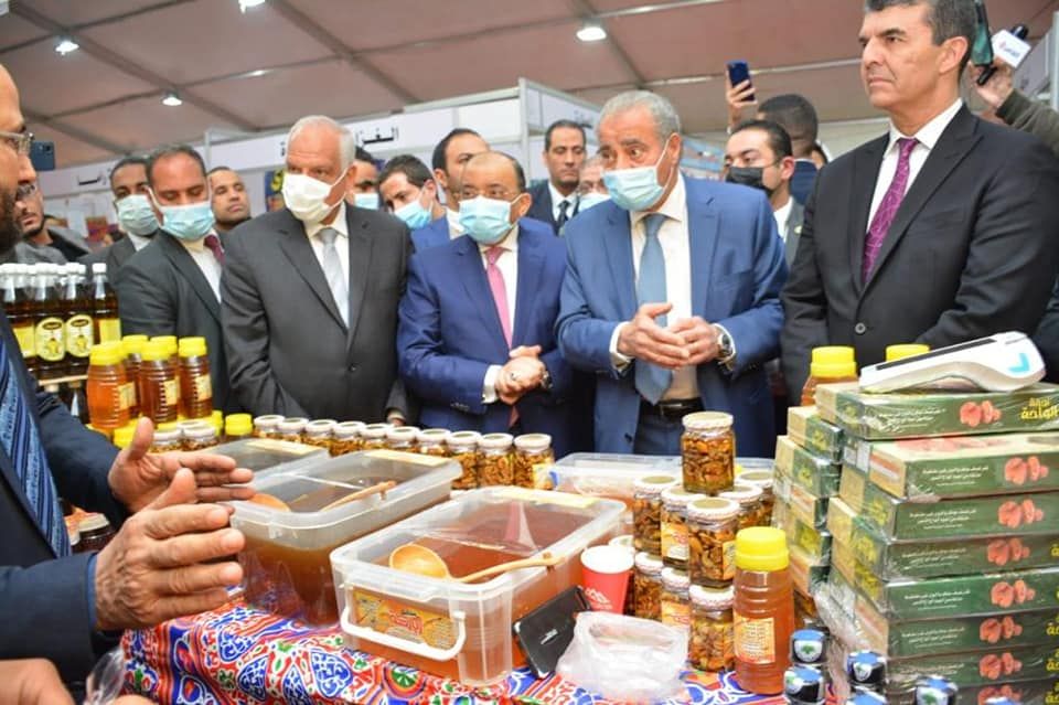 وزيرا التموين والتنمية المحلية المصريان ومحافظ الجيزة يفتتحون معرض 