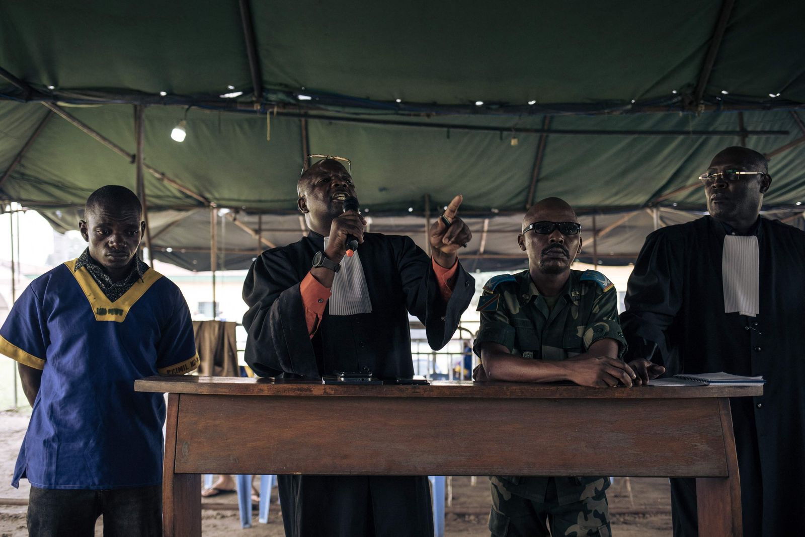 المحامون والمدعى عليهم خلال جلسة محاكمة في قضية قتل السفير الإيطالي لدى الكونغو الديمقراطية لوكا أتاناسيو في سجن ندولو العسكري في كينشاسا. 15 فبراير 2023 - AFP