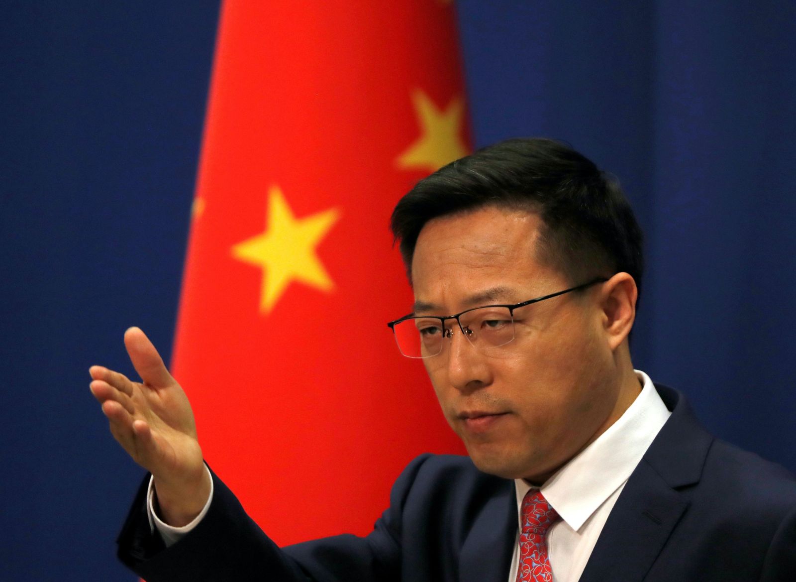 الناطق باسم وزارة الخارجية الصينية تشاو ليجيان خلال مؤتمر صحافي في بكين - 8 أبريل 2020 - REUTERS