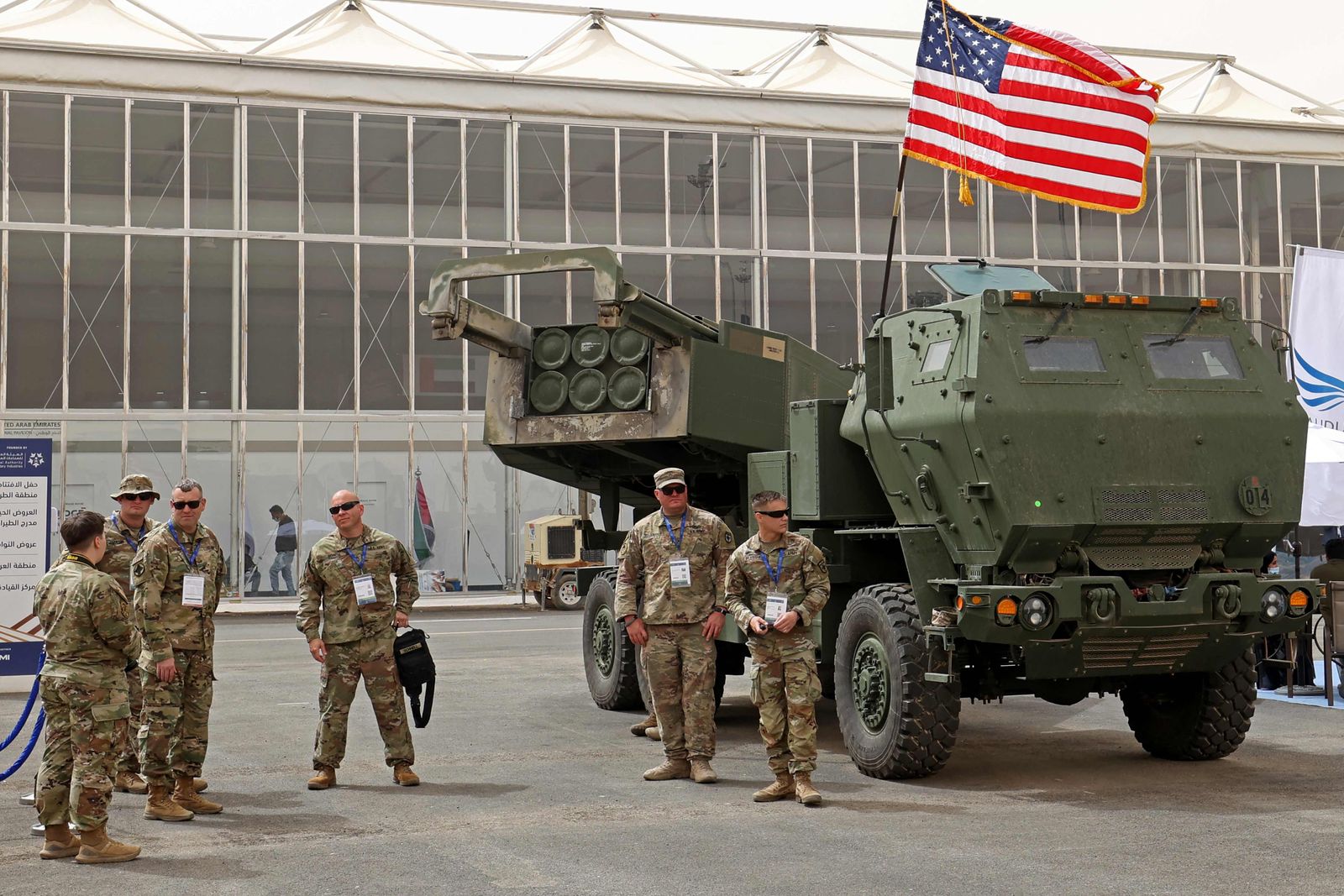 جنود أميركيون بجانب أنظمة هيمارس الصاروخية خلال معرض الدفاع العالمي بالعاصمة السعودية الرياض. 6 مارس 2022 - AFP